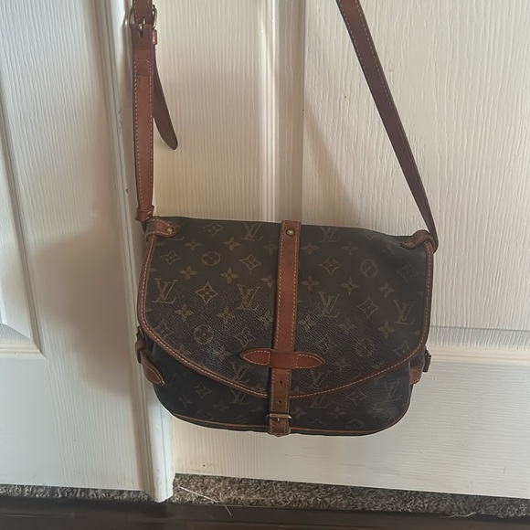 Louis Vuitton Saumur 30 CrossBody - Picture 8 of 9